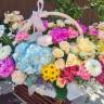 Корзина с гортензией, роз и хризантем «Летняя мечта»